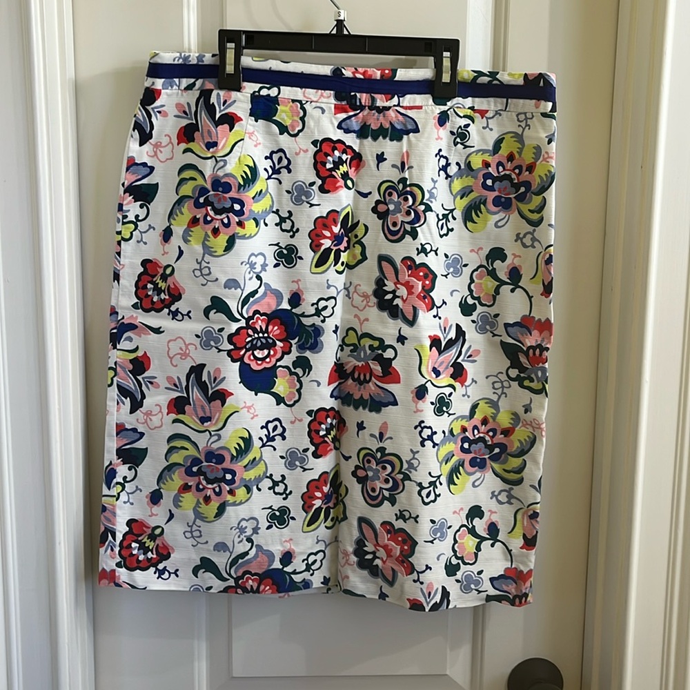 Bowen ladies pencil skirt size 12. Excellent condition.